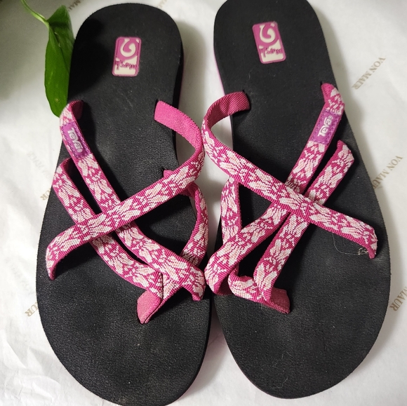 Teva Shoes - Gently worn Teva sandals size 8